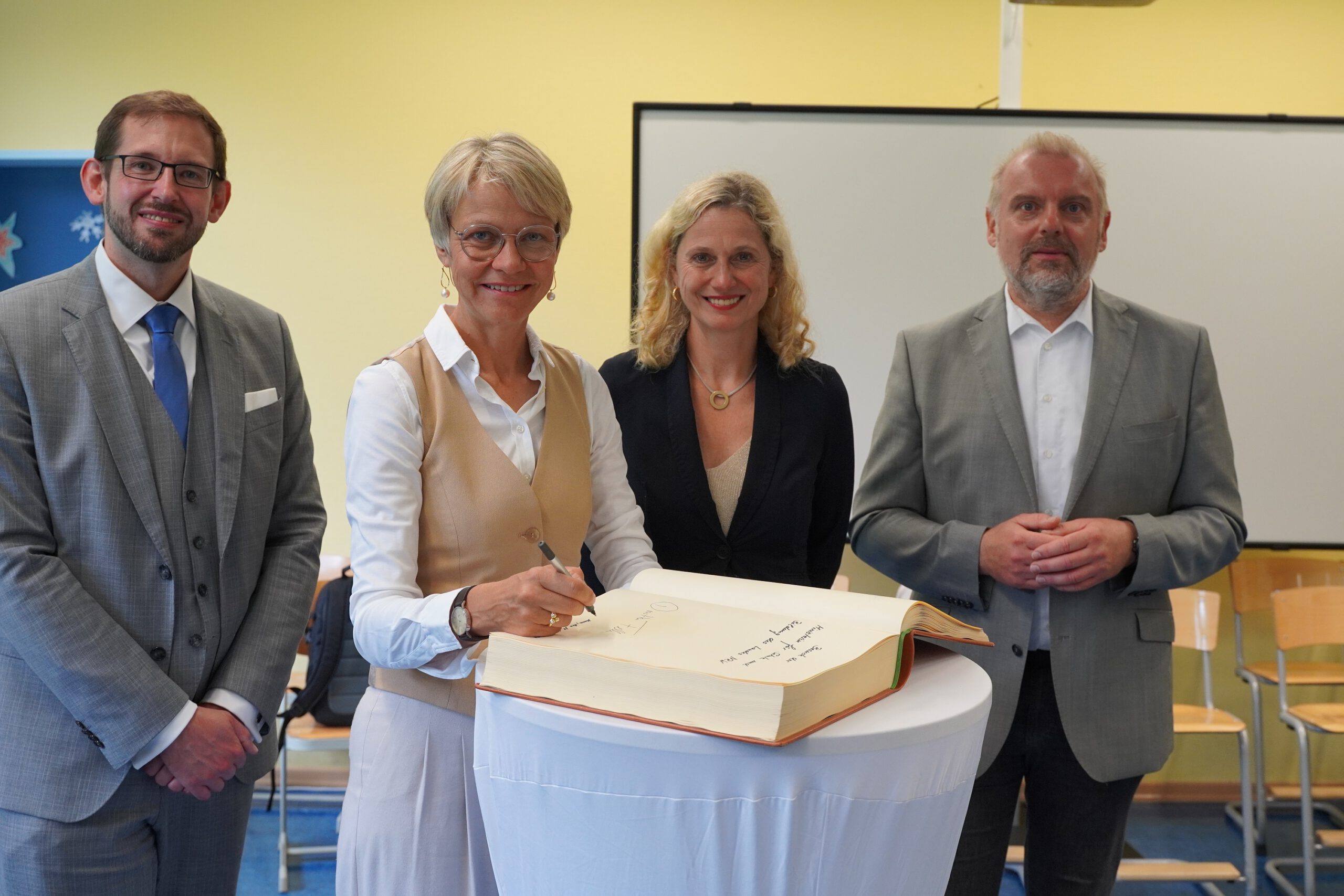 Dorothee Feller (2.v.l.), Ministerin für Schule und Bildung des Landes NRW, trug sich anlässlich ihres Besuches in der Grundschule am Friedrichsborn im Beisein von Bürgermeister Dirk Wigant (r.), Schulleiterin Sylke Schertel und des Ersten Beigeordneten Sandro Wiggerich ins Goldene Buch der Kreisstadt Unna ein.